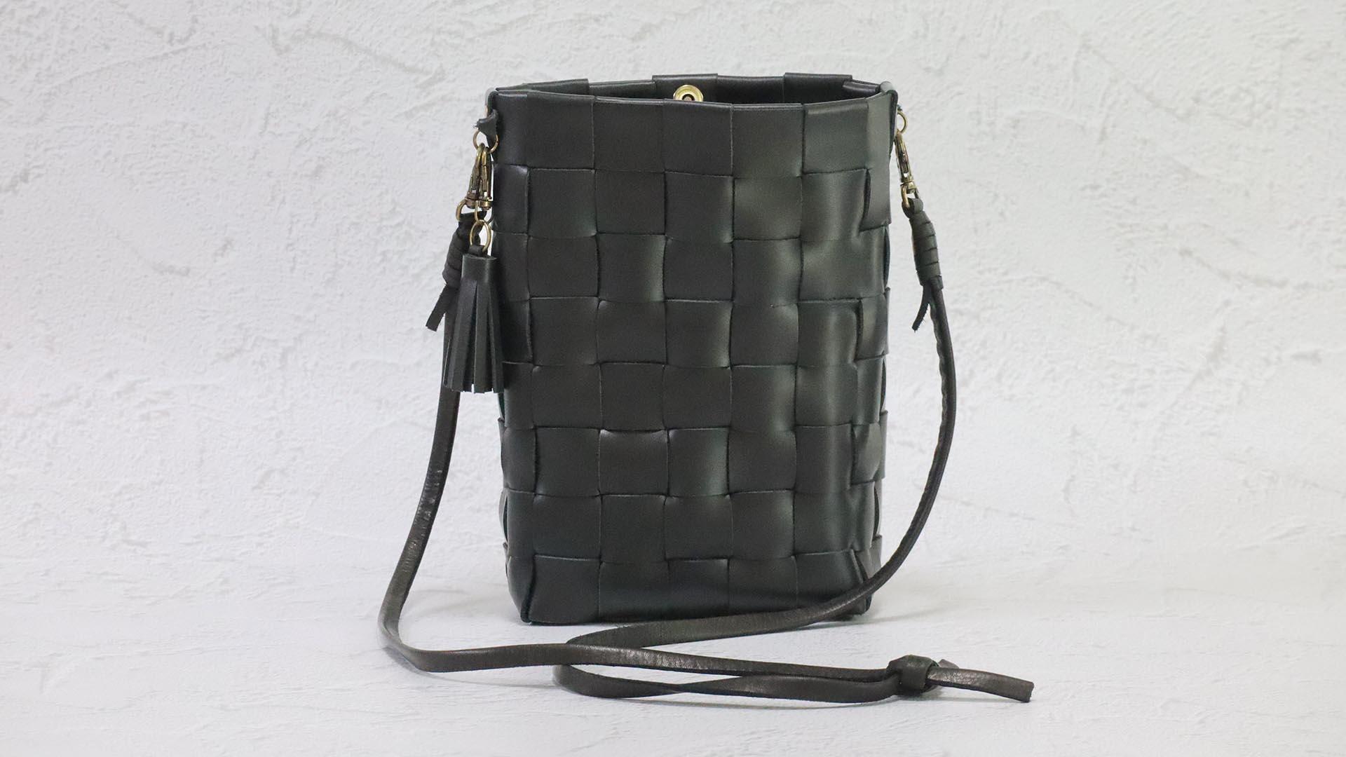 【マチ付き大容量】REGALの革端材でつくる編み込み型のスマホ以外も入るスマホショルダー（ブラック）