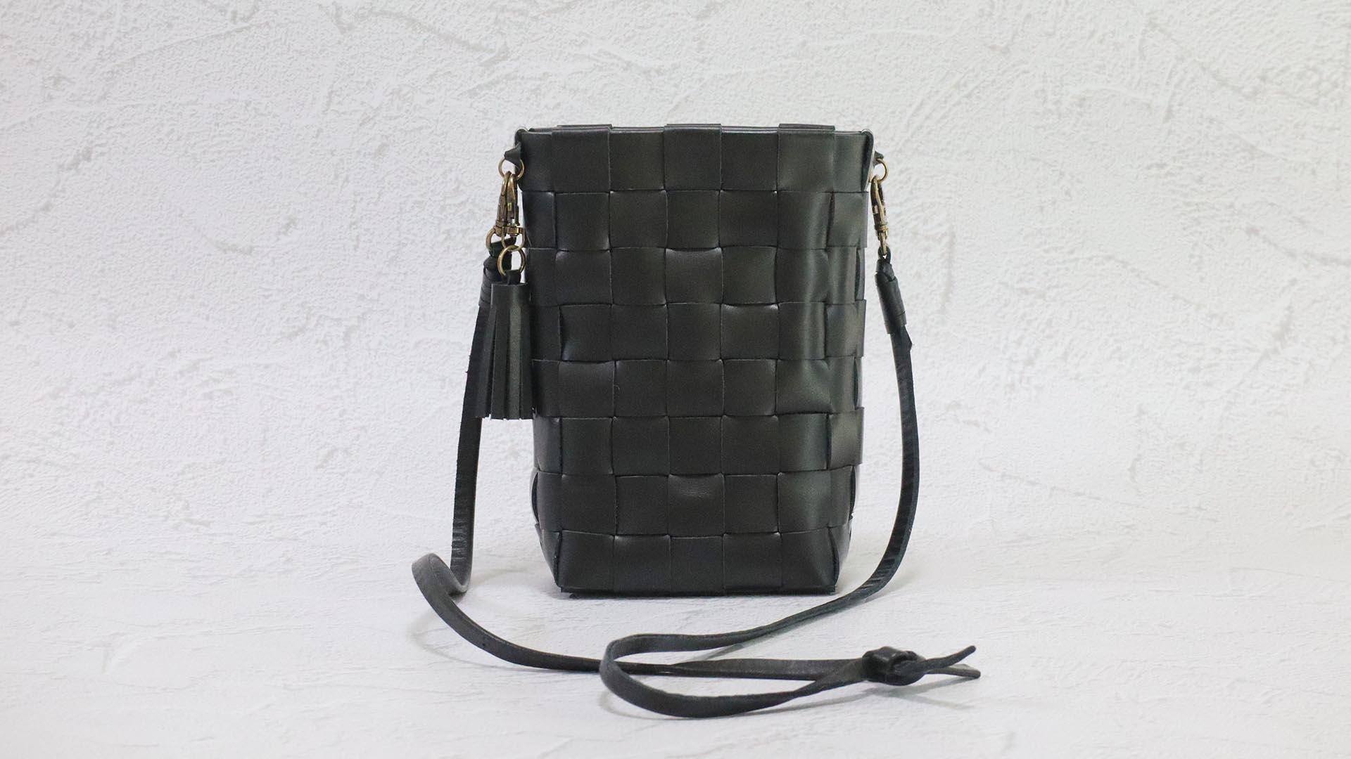 【マチ付き大容量】REGALの革端材でつくる編み込み型のスマホ以外も入るスマホショルダー（ブラック） | 2枚目