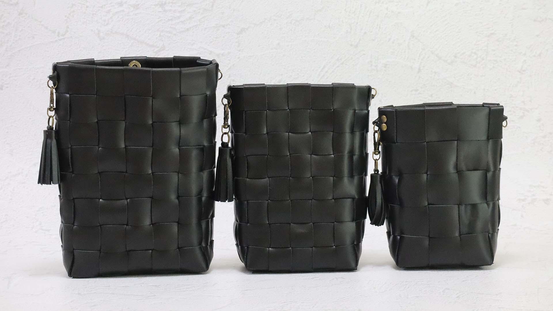 【マチ付き大容量】REGALの革端材でつくる編み込み型のスマホ以外も入るスマホショルダー（ブラック） | 4枚目