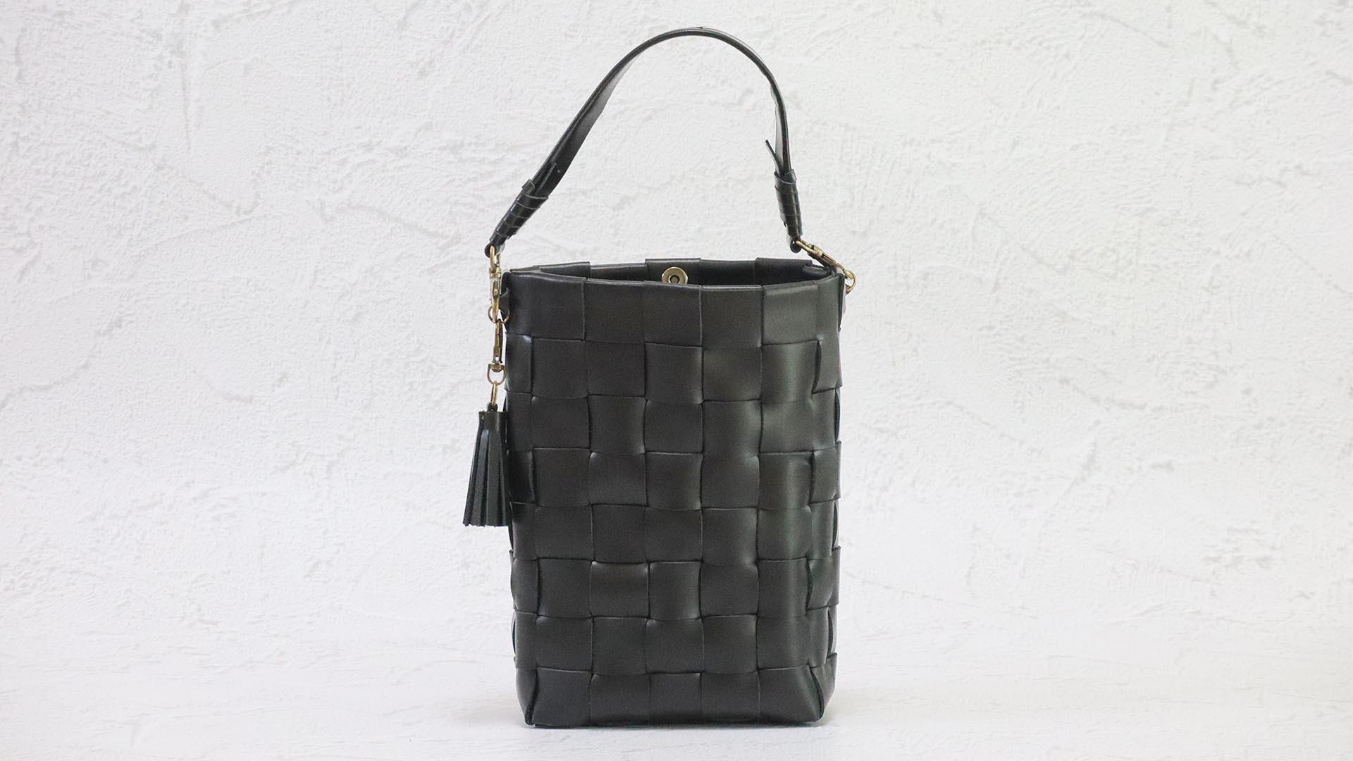 【マチ付き大容量】REGALの革端材でつくる編み込み型のスマホ以外も入るスマホショルダー（ブラック） | 7枚目