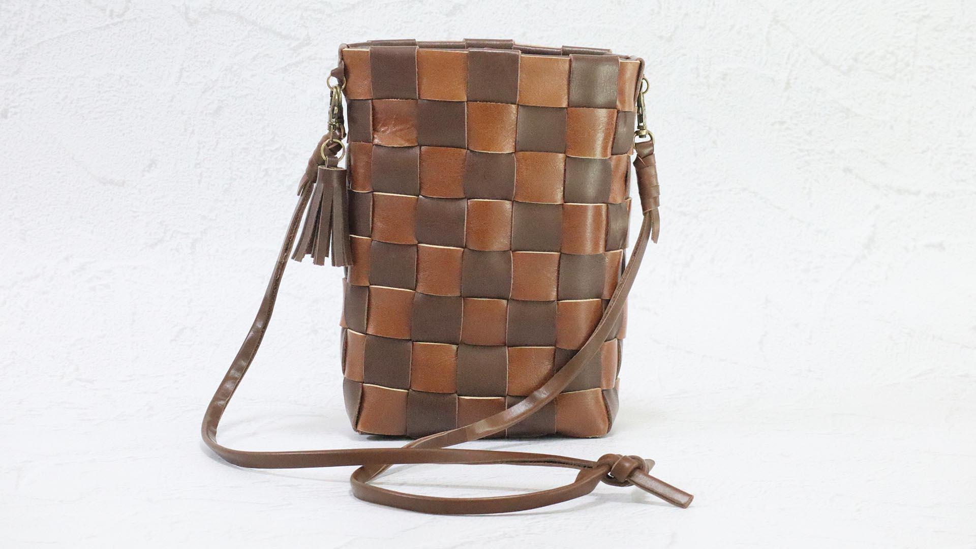 【マチ付き大容量】REGALの革端材でつくる編み込み型のスマホ以外も入るスマホショルダー（市松模様）