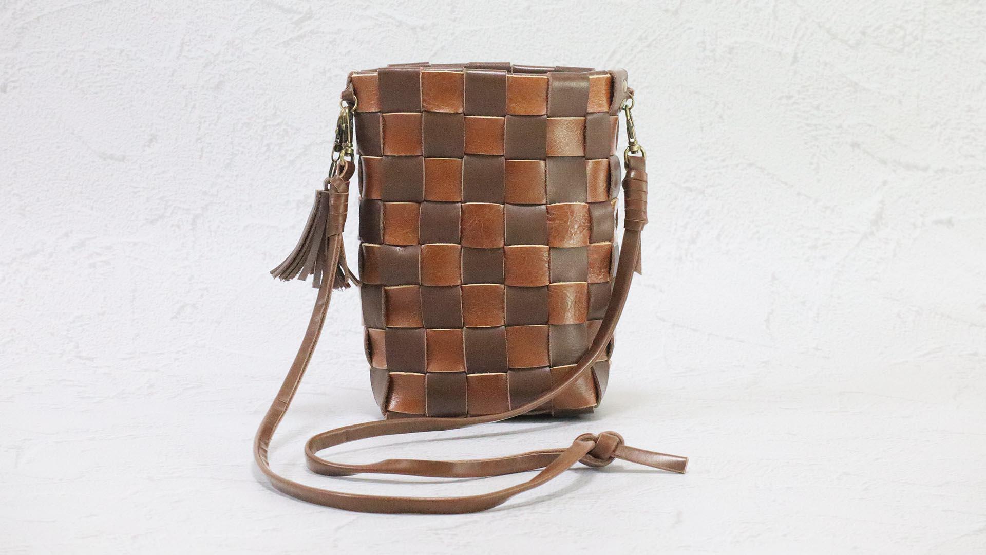 【マチ付き大容量】REGALの革端材でつくる編み込み型のスマホ以外も入るスマホショルダー（市松模様） | 2枚目