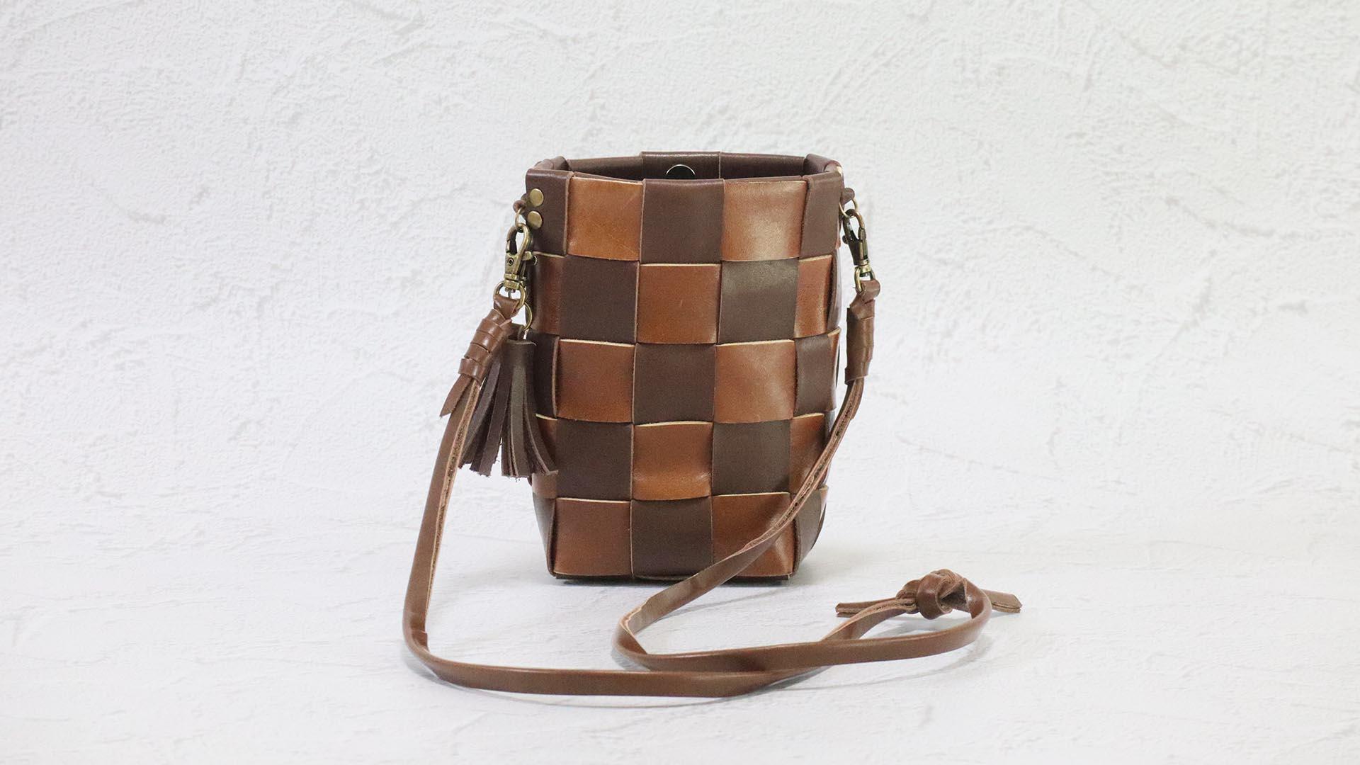【マチ付き大容量】REGALの革端材でつくる編み込み型のスマホ以外も入るスマホショルダー（市松模様） | 3枚目