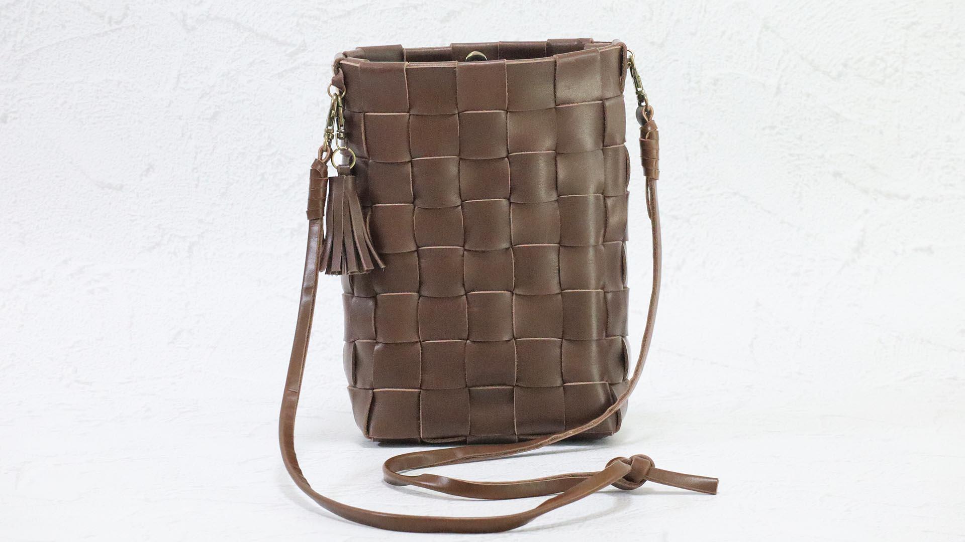 【マチ付き大容量】REGALの革端材でつくる編み込み型のスマホ以外も入るスマホショルダー（ダークブラウン）1枚目の画像