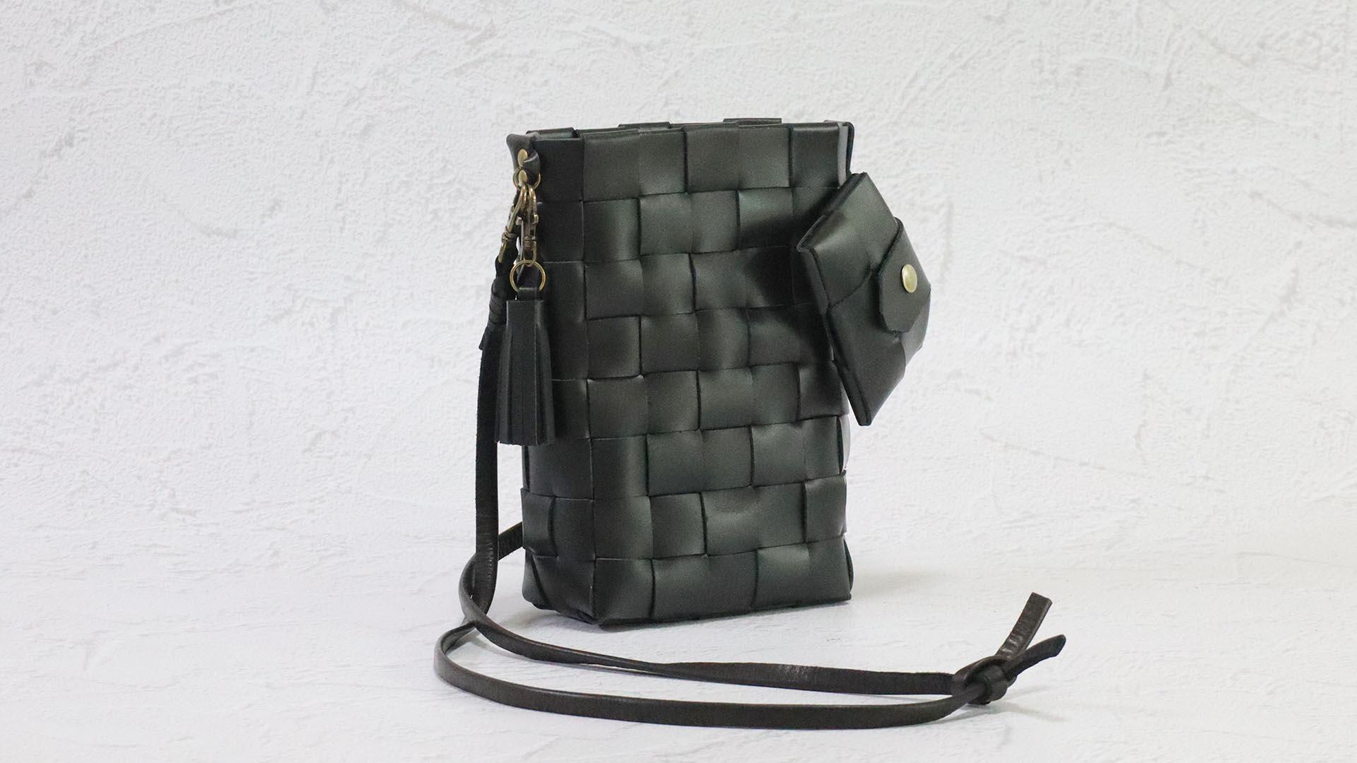 【マチ付き大容量】REGALの革端材でつくる編み込み型のスマホ以外も入るスマホショルダー（ダークブラウン） | 6枚目