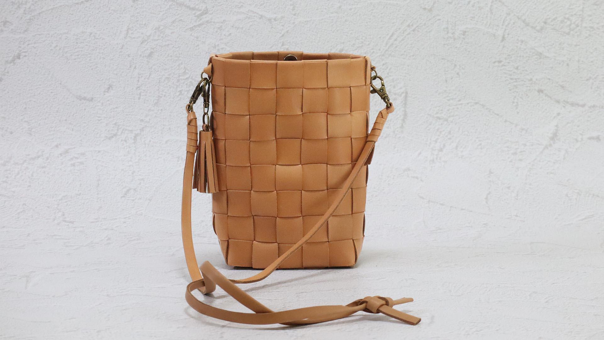 【マチ付き大容量】REGALの革端材でつくる編み込み型のスマホ以外も入るスマホショルダー（ベージュ）