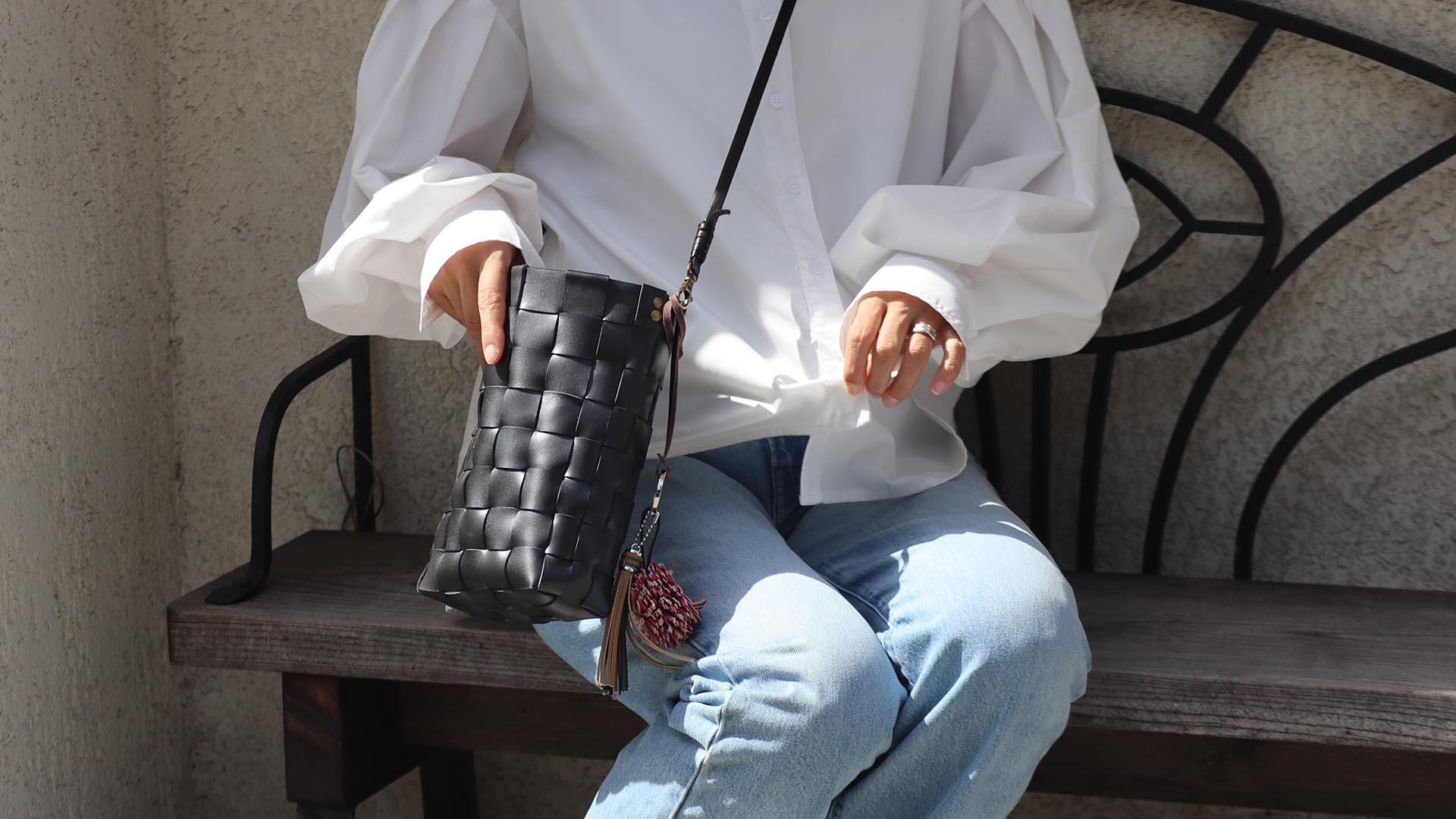 【マチ付き大容量】REGALの革端材でつくる編み込み型のスマホ以外も入るスマホショルダー（ベージュ） | 4枚目