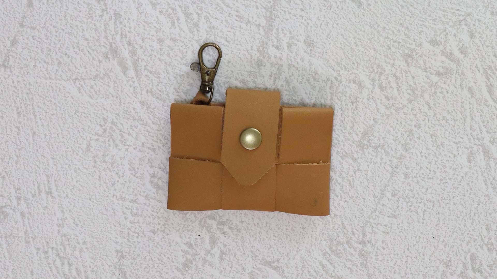 【マチ付き大容量】REGALの革端材でつくる編み込み型のスマホ以外も入るスマホショルダー（ベージュ） | 5枚目