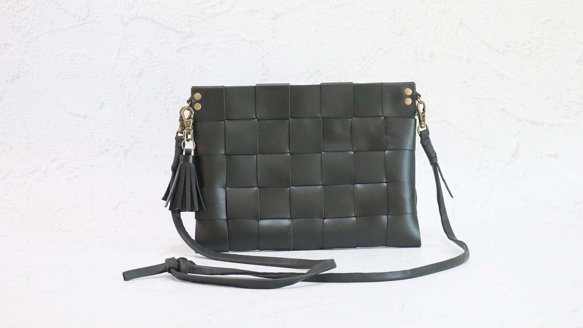 【新作】シンプルだから使いやすい！REGALの高級牛革端材で作る編み込み式横型サコッシュ（ブラック）1枚目の画像