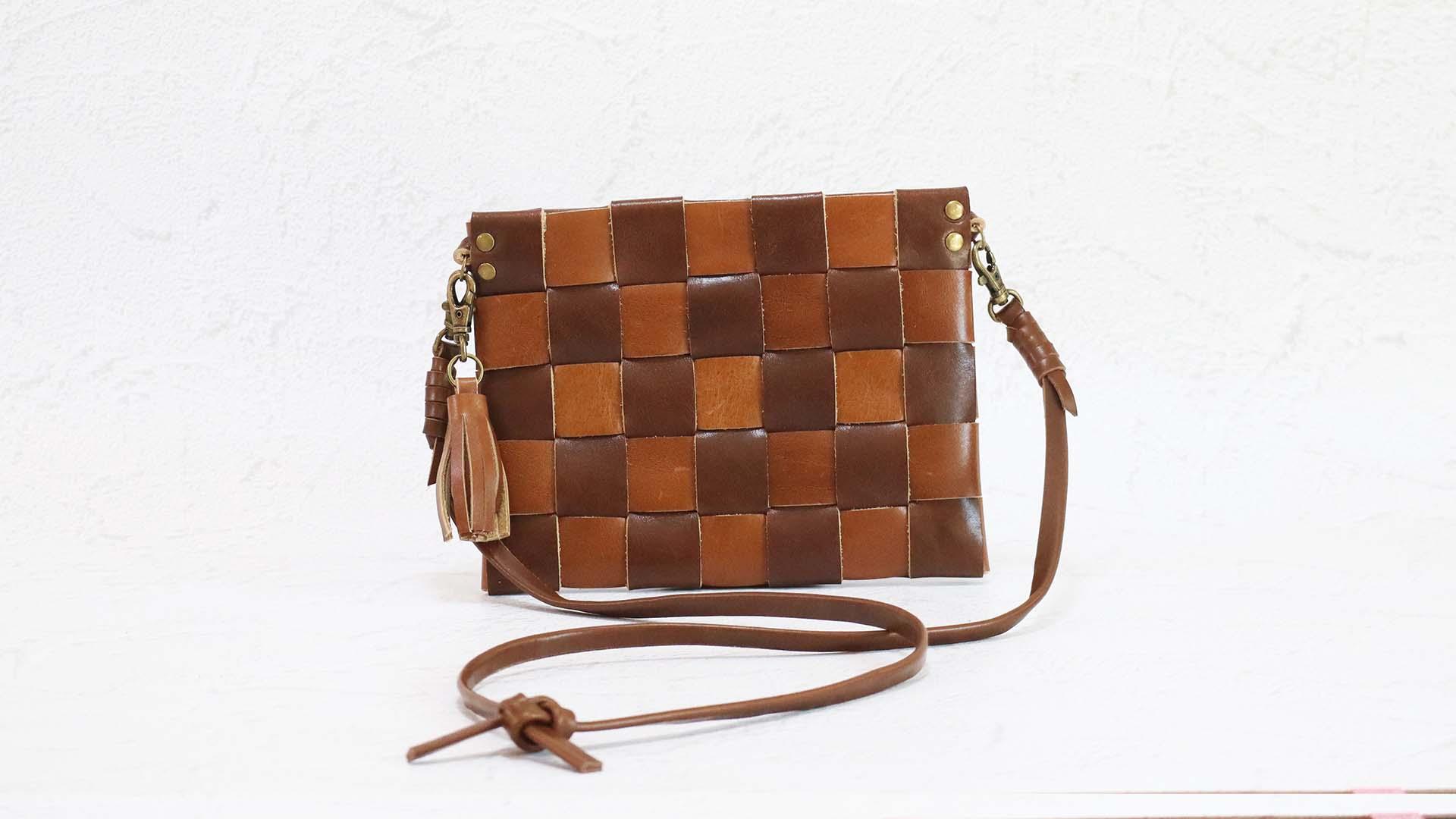 【新作】シンプルだから使いやすい！REGALの高級牛革端材で作る編み込み式横型サコッシュ（市松模様）1枚目の画像