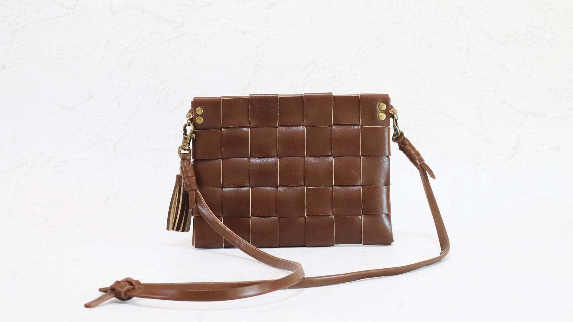 【新作】シンプルだから使いやすい！REGALの高級牛革端材で作る編み込み式横型サコッシュ（ダークブラウン）1枚目の画像