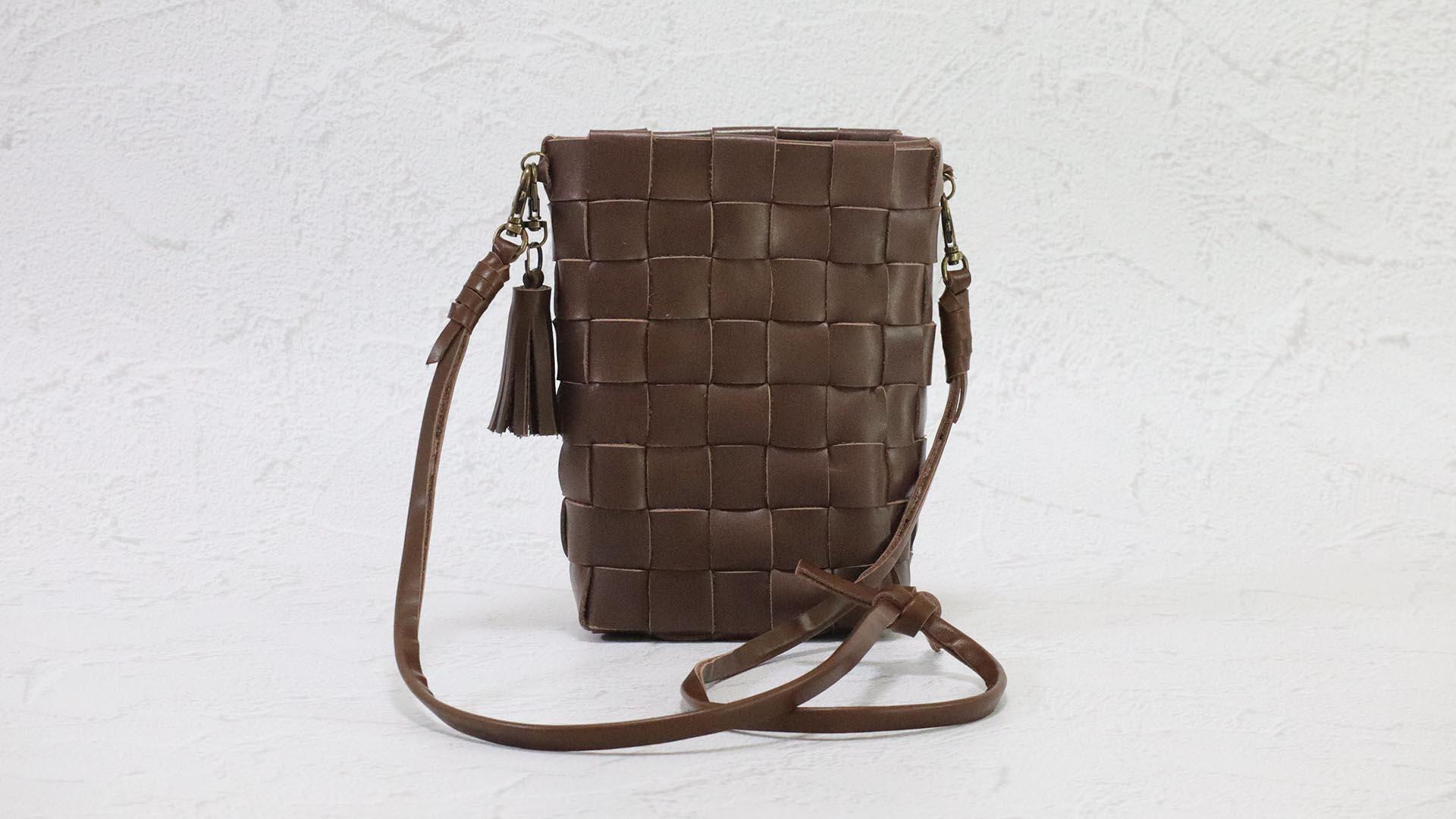 【マチ付き大容量】REGALの革端材でつくる編み込み型のスマホ以外も入るスマホショルダー(ダークブラウン) | 2枚目