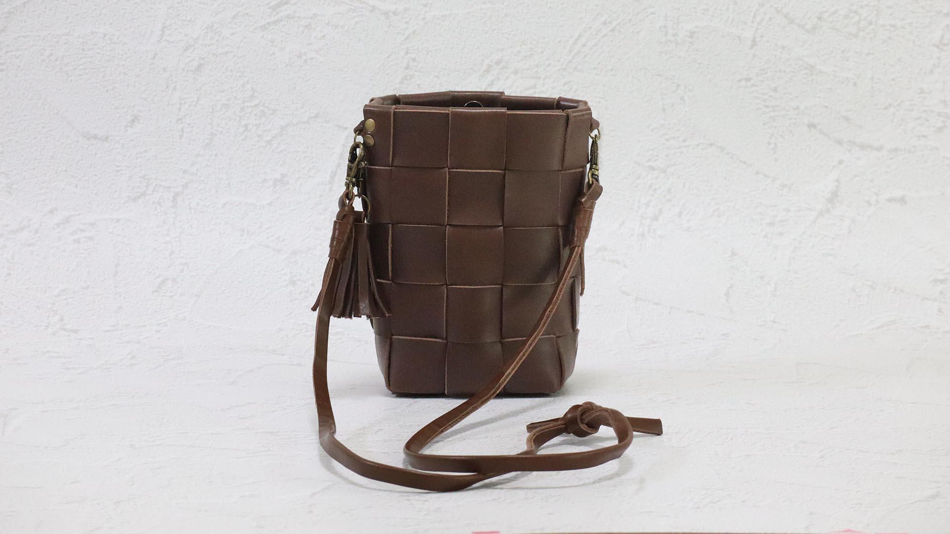 【マチ付き大容量】REGALの革端材でつくる編み込み型のスマホ以外も入るスマホショルダー(ダークブラウン) | 3枚目